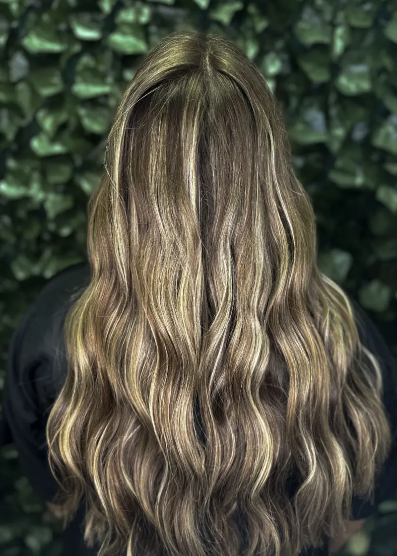 luscious waves with blended highlights capture ponchatoula's essence, showcasing exquisite cosmetology craftsmanship